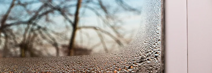 Beschlagenes Fenster mit Kondenswasser